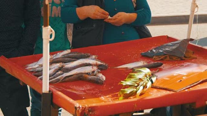 在自发市场上出售鱼类