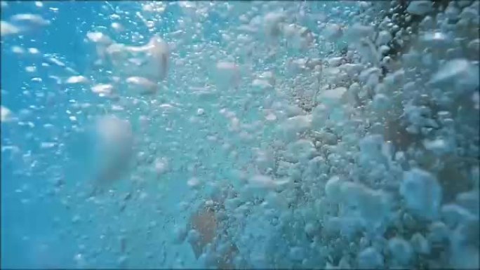 可爱的女孩慢动作地扔进游泳池