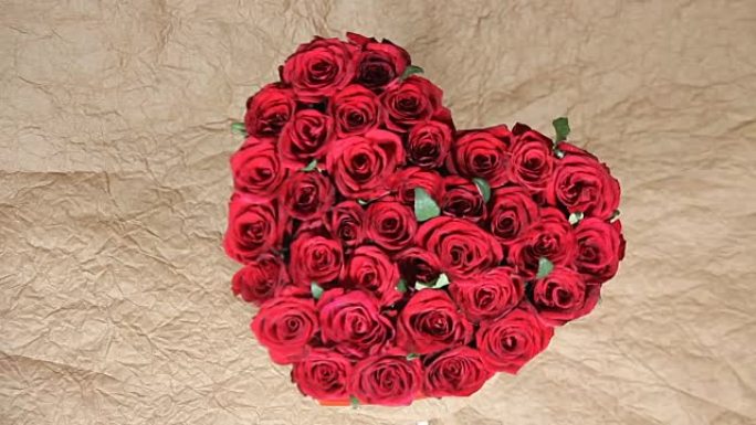 红玫瑰花束在一个盒子里的心的形式