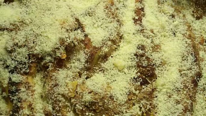 烤托盘里有很多奶酪浇头的千层面。典型的意大利面食