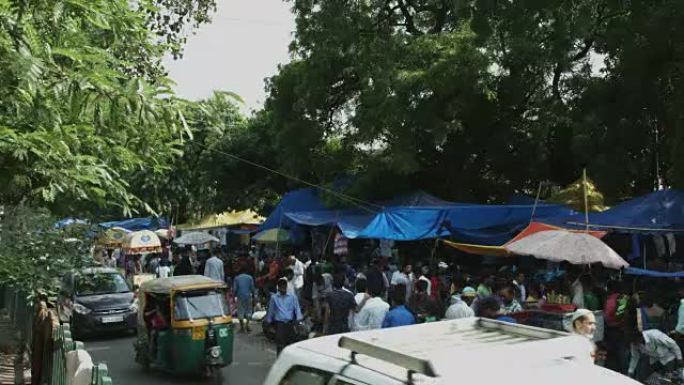 在印度德里的市场摊位上锁定人员的镜头