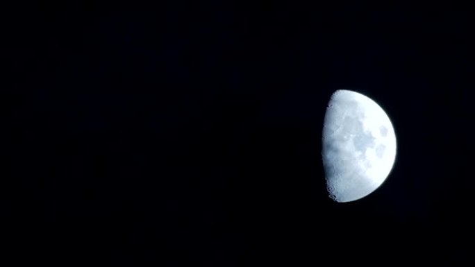 夜晚的月亮之光