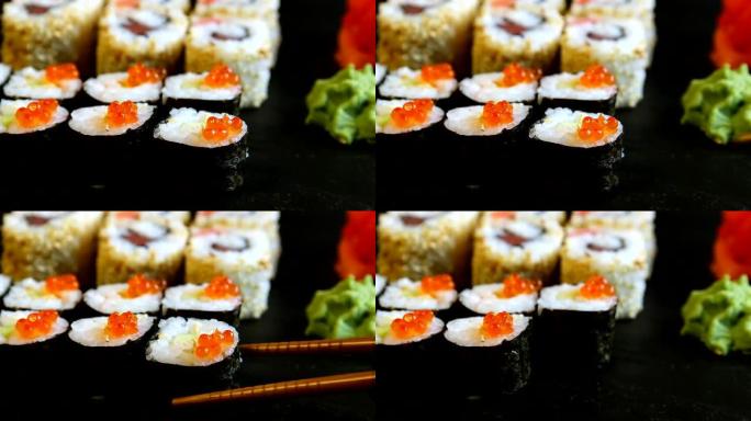 筷子带红鱼子酱的寿司卷