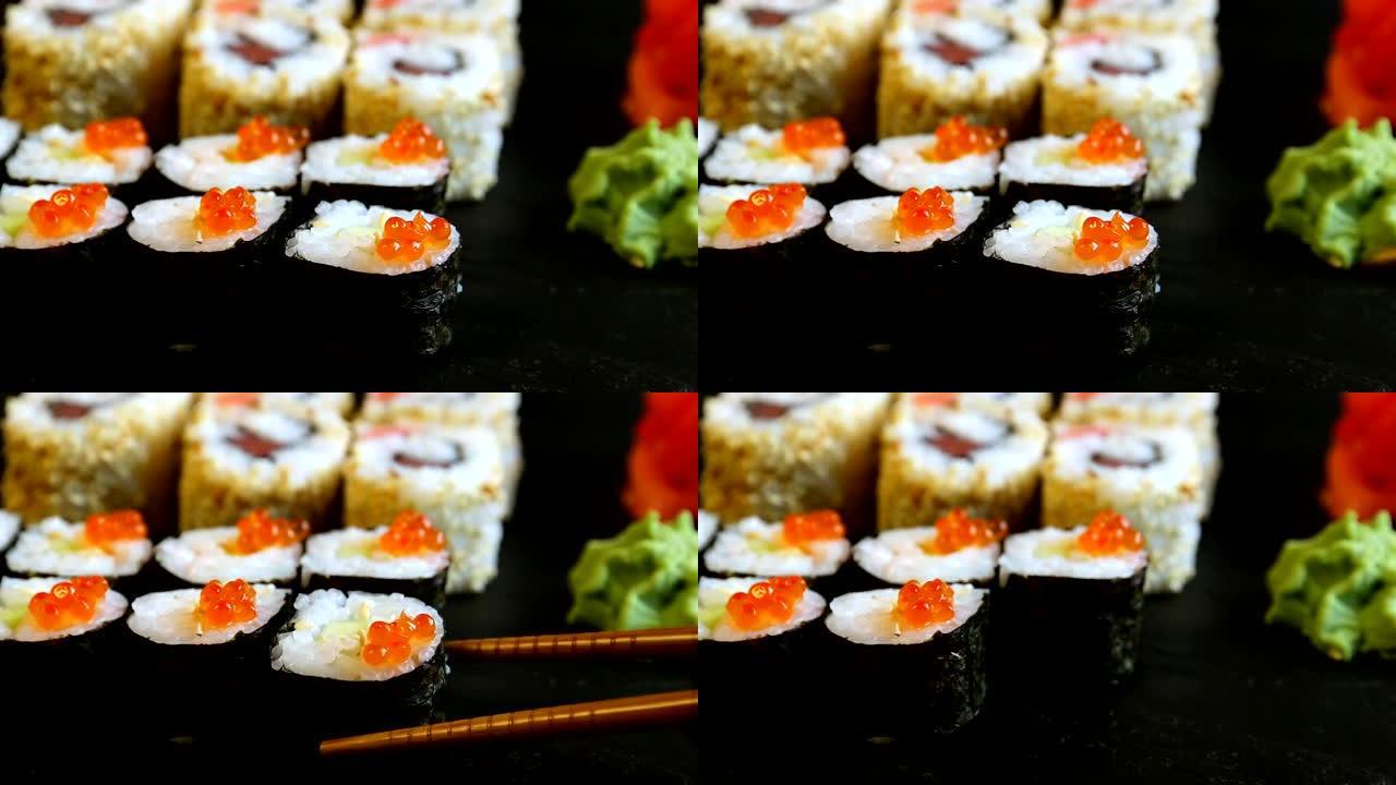 筷子带红鱼子酱的寿司卷