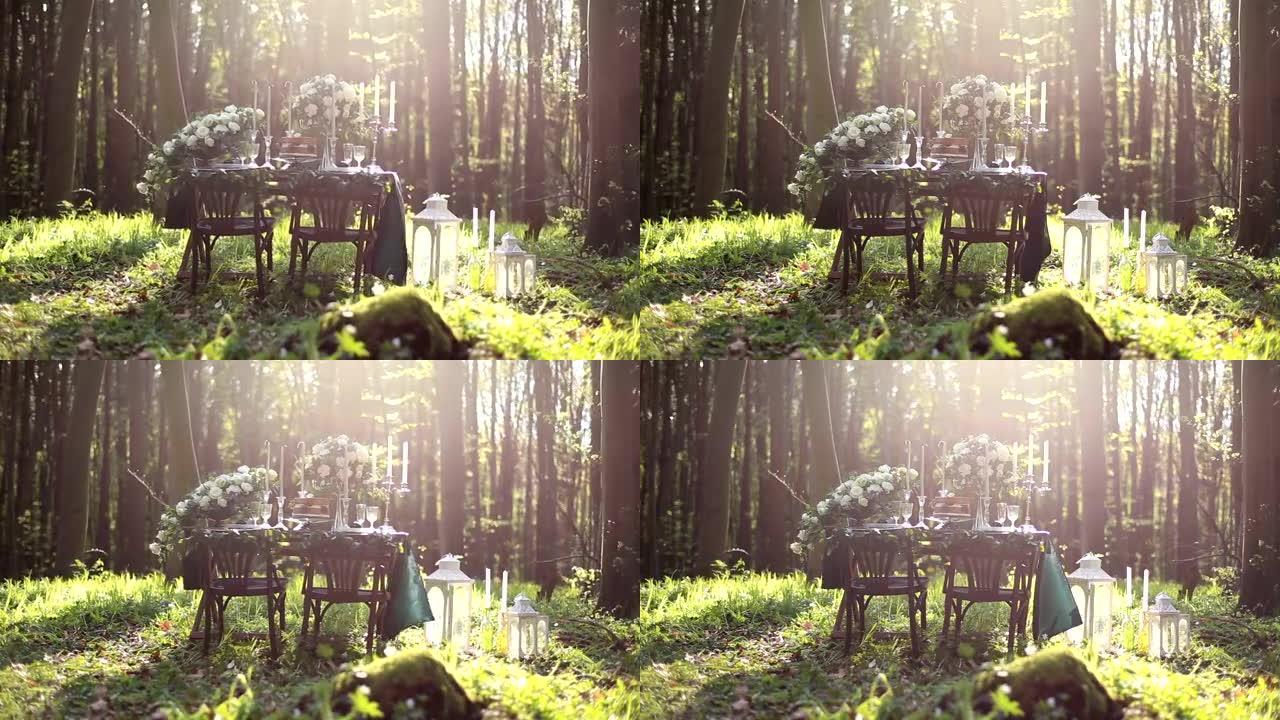 森林里大自然的婚礼装饰。巧克力色调的婚礼装饰。婚礼桌上的巧克力蛋糕，森林里有鲜花。