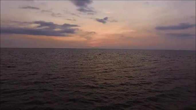 泰国湾，紫色和黄色的傍晚天空在海浪的海面上