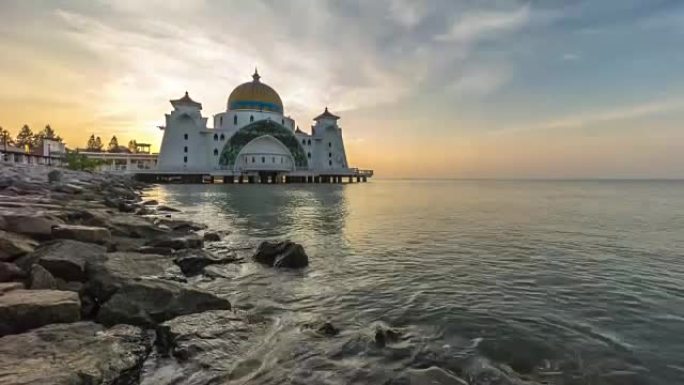 马六甲海峡清真寺美丽日出的延时镜头，彩云不断变化。