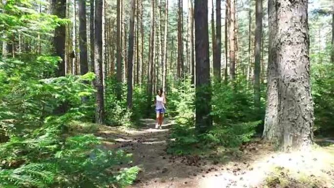 年轻的时尚模特在森林里跑步，4k稳定器拍摄