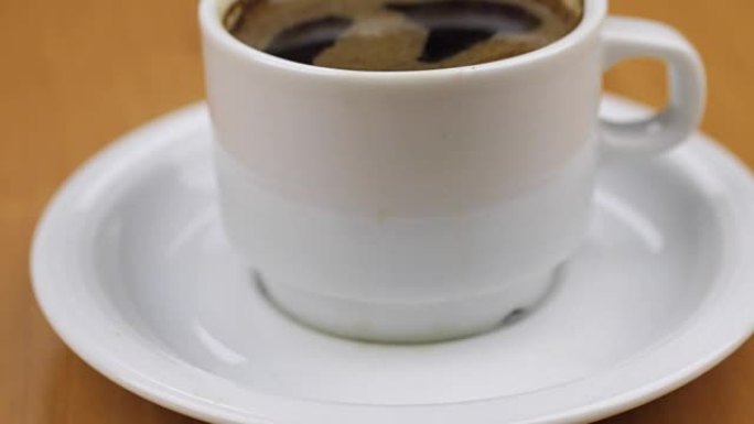 桌子上有白杯咖啡的视频。多莉开枪了。特写