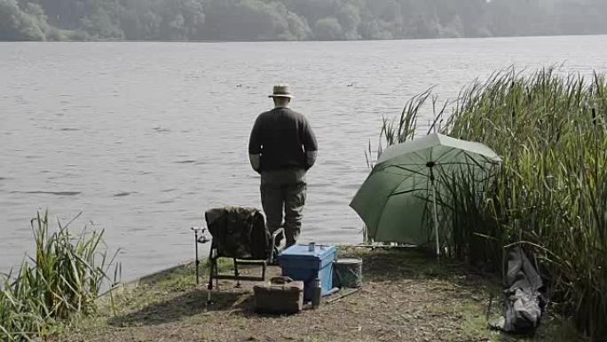 养老金领取者在英国湖畔钓鱼