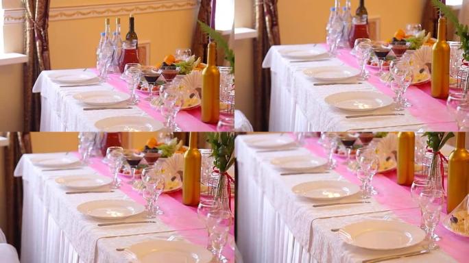 作为宴会桌。带餐巾纸、玻璃杯和沙拉的酒杯