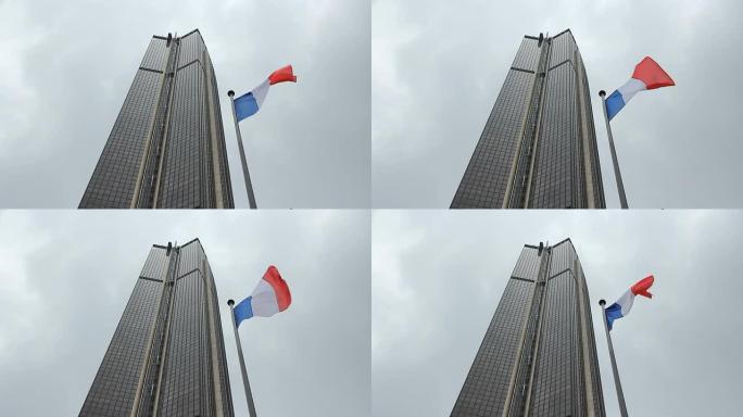 带着法国国旗游览蒙帕纳斯。