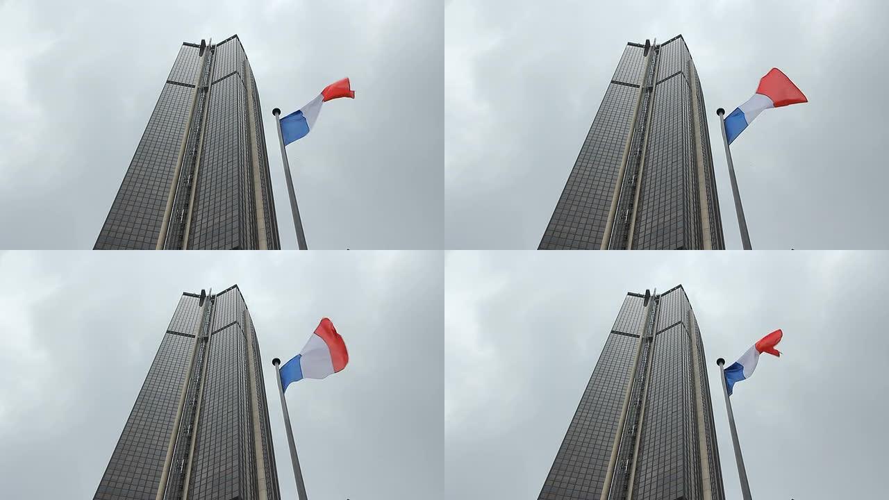 带着法国国旗游览蒙帕纳斯。