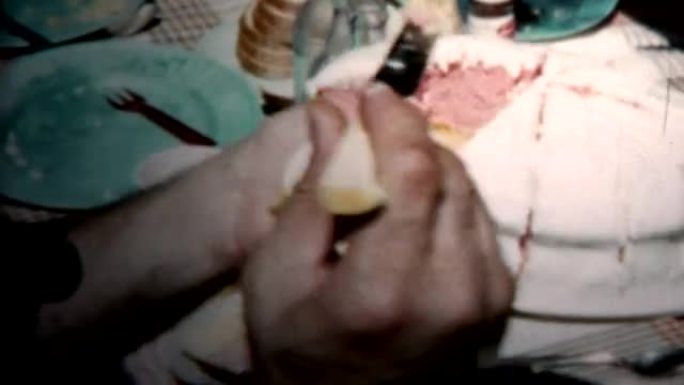 1958-男人吃整个蛋糕傻笑