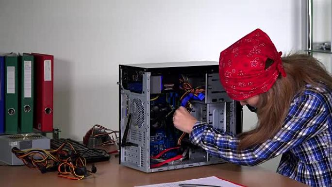 技术员女孩升级台式电脑内存。