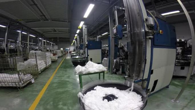 纺织厂中的大型自动化机器