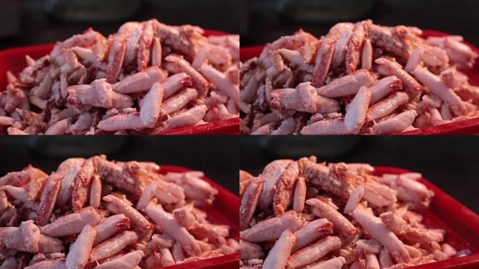 在将肉从壳中取出之前，先将螃蟹沸腾