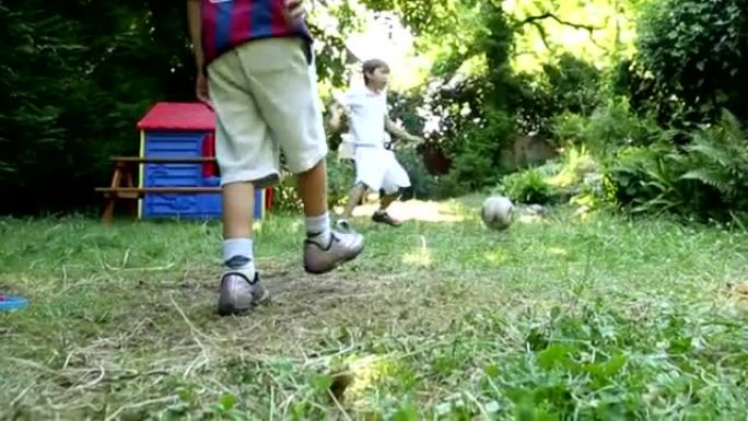 小男孩踢球。孩子踢球。踢足球的孩子
