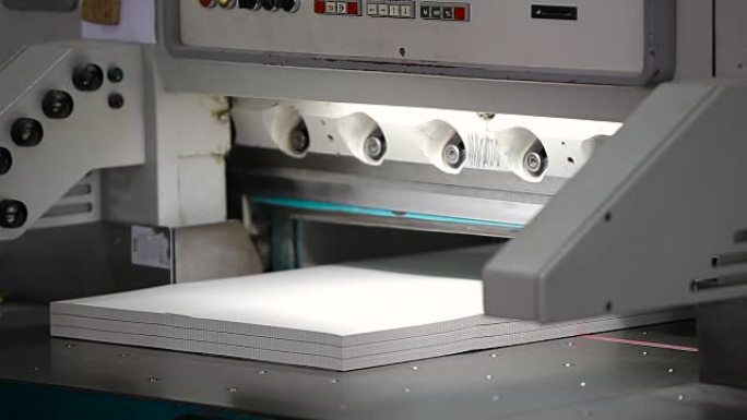 胶印杂志的操作员切纸，商业印刷行业的现代切纸台 (工业切刀)，切纸机
