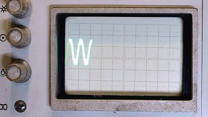 旧示波器屏幕上的脉冲和正弦波