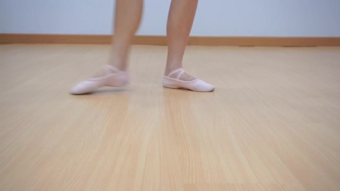 battement tendu芭蕾舞团踩在木地板上