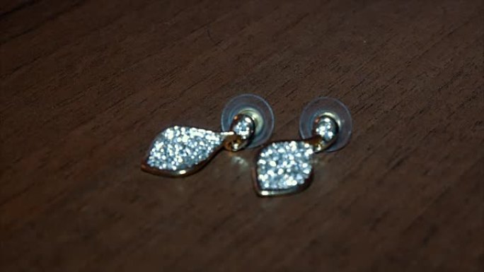 折射耳环上美丽闪亮的钻石