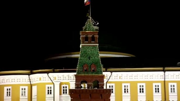 莫斯科克里姆林宫和俄罗斯国旗在晚上