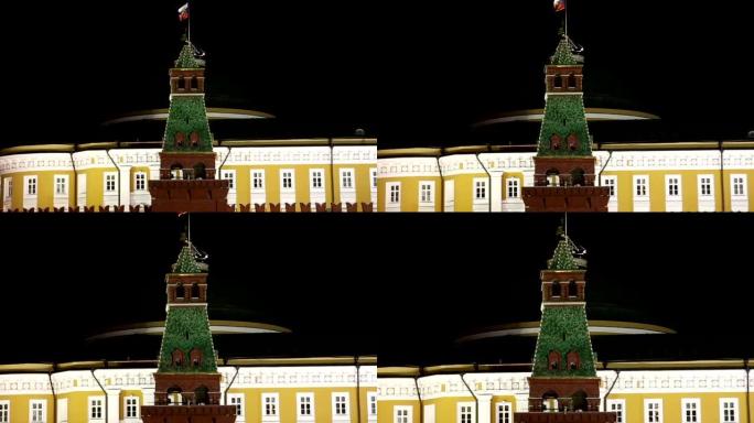 莫斯科克里姆林宫和俄罗斯国旗在晚上