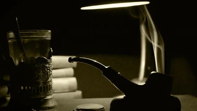 NKVD橱柜，带烟斗、茶和台灯