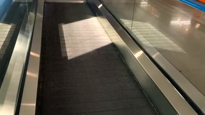 国际机场航站楼的自动扶梯