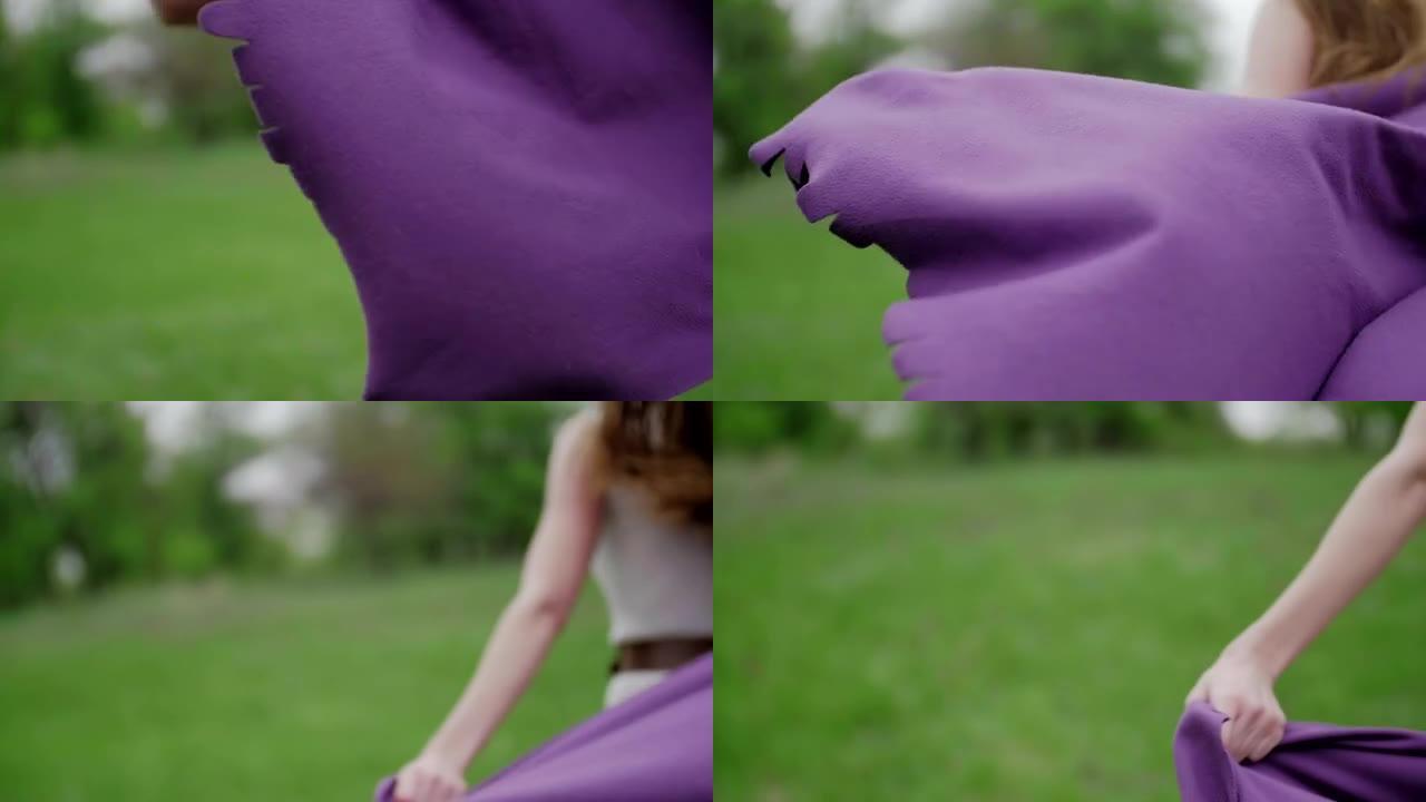 穿着紫色斗篷的快乐女人在森林里奔跑