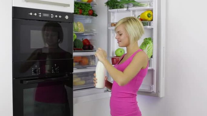 女人开冰箱喝牛奶