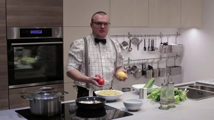 厨房里的男人杂耍蔬菜