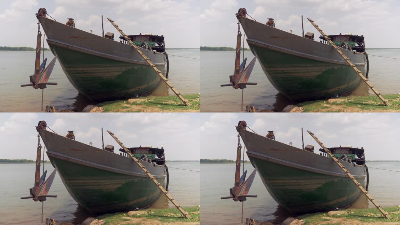 船锚和挖泥船在岸上