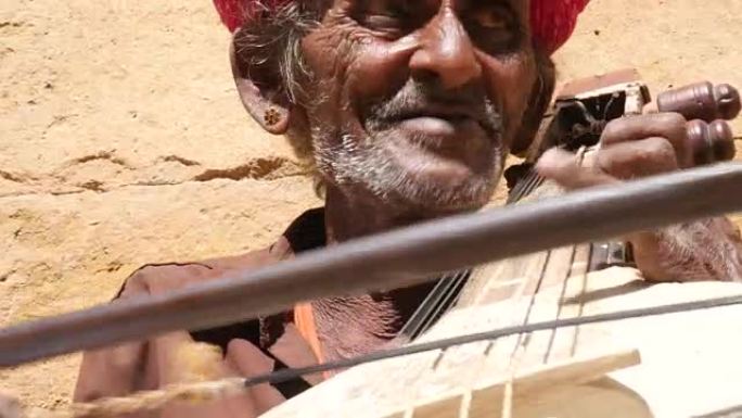 印度老人在印度拉贾斯坦邦Jaisalmer Fort演奏传统乐器