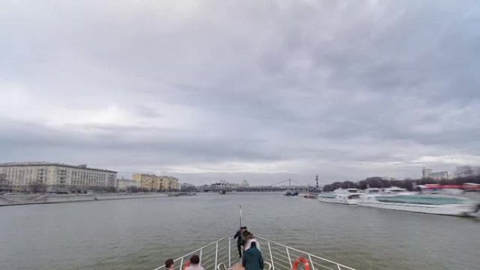 莫斯科河。莫斯科河上的内河游轮冬季时间流逝过度