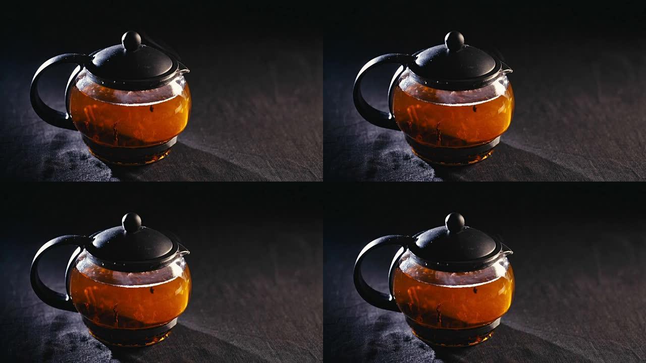 黑底透明茶壶中的红茶