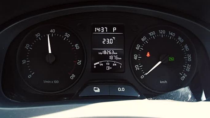 汽车仪表板，显示rpm和高速加速