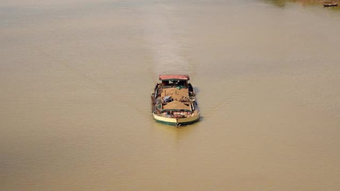 驳船在河上运输疏浚的沙子