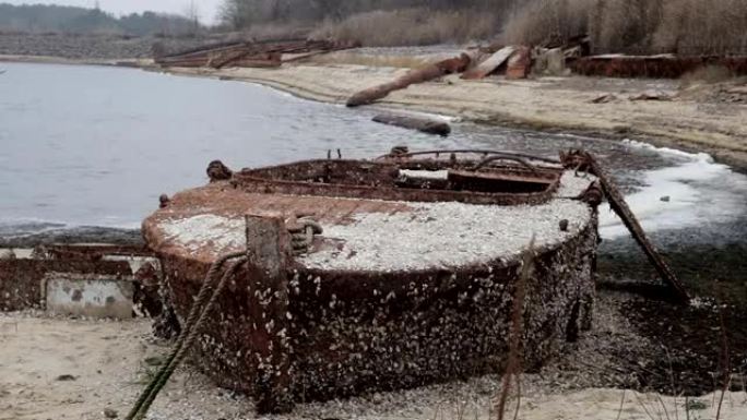 切尔诺贝利禁区干涸湖中的贝壳弃船