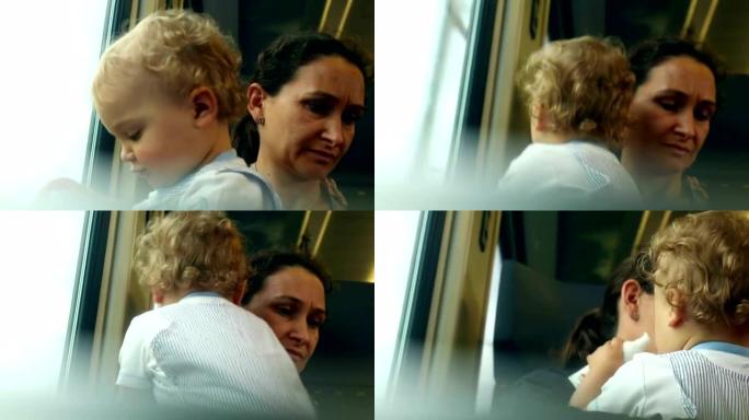 妈妈和宝宝一起在火车上。妈妈和蹒跚学步的孩子乘火车旅行
