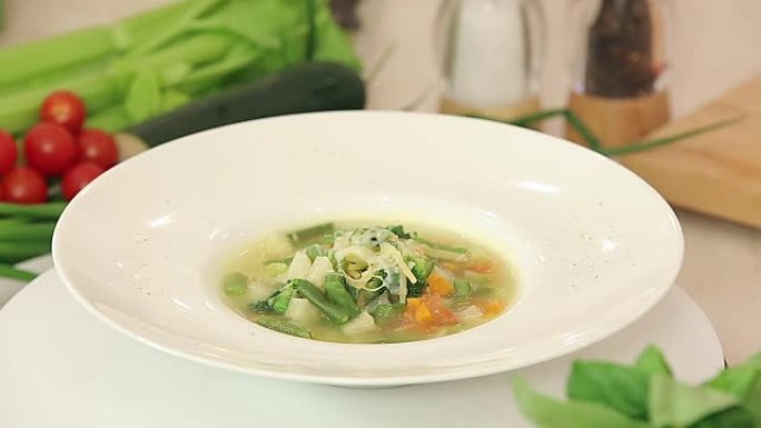 一盘热蔬菜汤展示