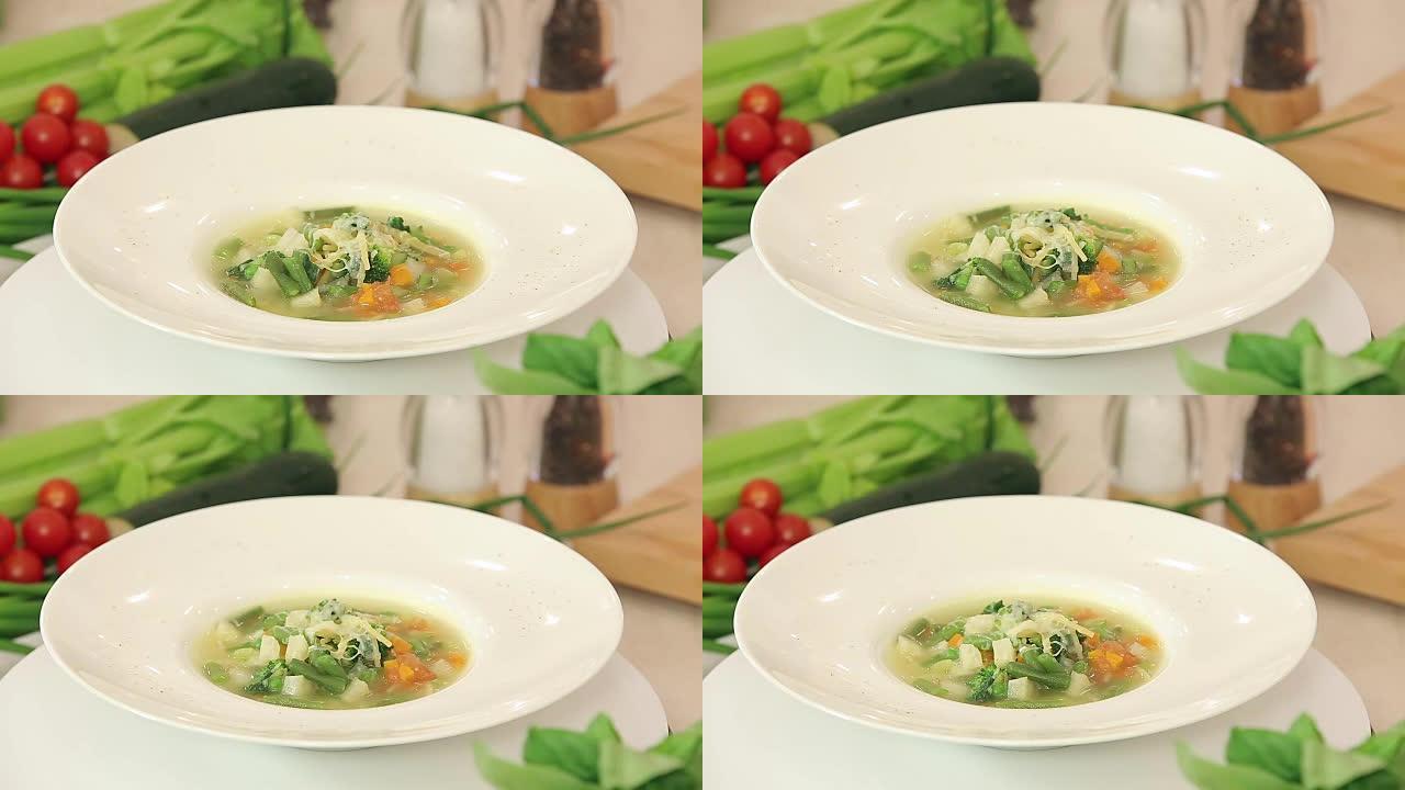 一盘热蔬菜汤展示