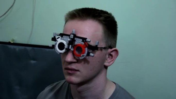 眼科医生戴上眼镜，视力测试