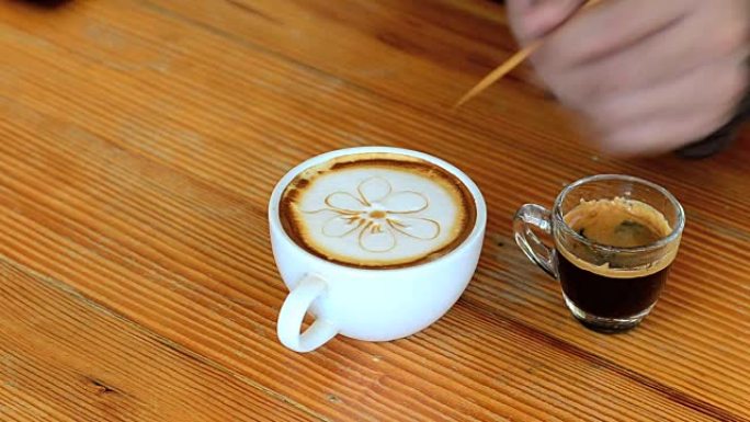 咖啡师装饰拿铁艺术咖啡的顶面