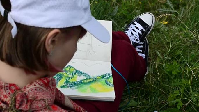 这个女孩从生活中画了一幅山景。