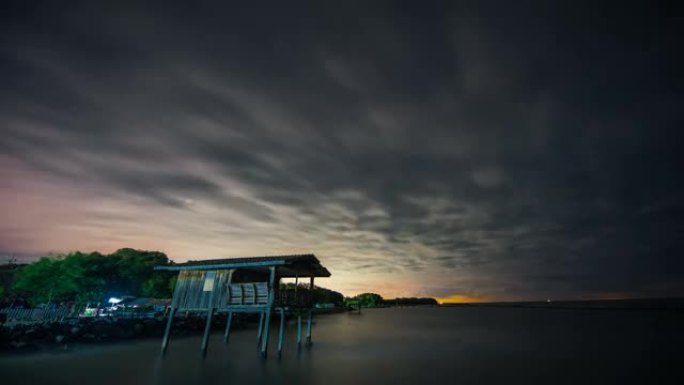 时间流逝: 白云随着雷雨快速移动，并在深黄色的天空中闪烁。