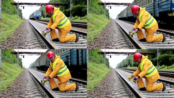 铁路工人穿着黄色制服，配有水平测量仪。