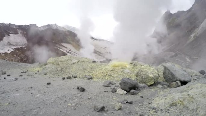 在火山口活火山中吸烟的硫酸喷气孔