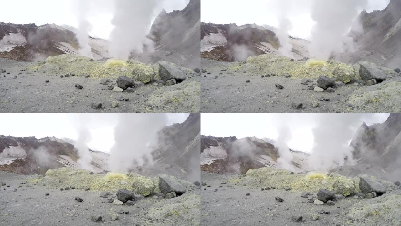 在火山口活火山中吸烟的硫酸喷气孔